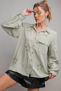 STAR PATCH WASHED BUTTON DOWN SHIRT