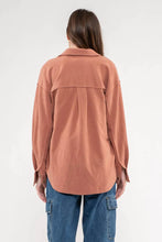 Load image into Gallery viewer, RIB KNIT EXPOSED SEAM BUTTON UP TOP
