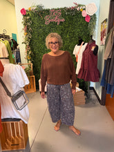 Load image into Gallery viewer, The Teresa Cropped Jacquard Pants
