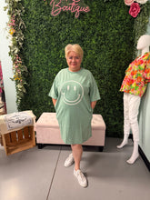 Load image into Gallery viewer, Smiley Tshirt
