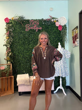 Load image into Gallery viewer, EMBROIDERY DETAILING WOVEN BLOUSE
