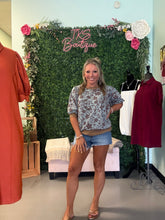 Load image into Gallery viewer, Floral patterned top
