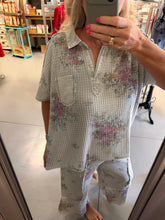 Load image into Gallery viewer, FLORAL PRINT WASHED WAFFLE TOP
