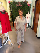 Load image into Gallery viewer, FLORAL PRINT WASHED WAFFLE TOP
