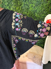 Load image into Gallery viewer, EMBROIDERY DETAILING WOVEN BLOUSE
