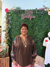 Load image into Gallery viewer, EMBROIDERY DETAILING WOVEN BLOUSE
