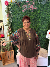 Load image into Gallery viewer, EMBROIDERY DETAILING WOVEN BLOUSE
