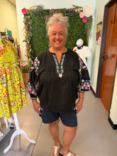 Load image into Gallery viewer, EMBROIDERY DETAILING WOVEN BLOUSE
