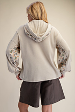 Load image into Gallery viewer, FLORAL PATCH THERMAL WASHED PULLOVER HOODED
