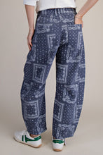Load image into Gallery viewer, Bandana print Barrel pants
