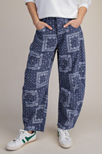 Load image into Gallery viewer, Bandana print Barrel pants
