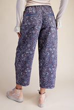 Load image into Gallery viewer, The Teresa Cropped Jacquard Pants
