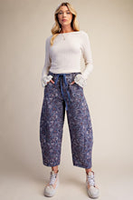 Load image into Gallery viewer, The Teresa Cropped Jacquard Pants
