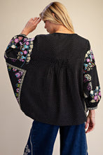 Load image into Gallery viewer, EMBROIDERY DETAILING WOVEN BLOUSE
