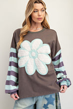 Load image into Gallery viewer, FLOWER PATCH Pullover
